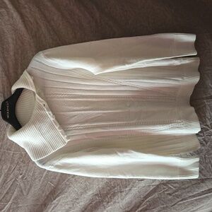 LAURA PETITE white cable knit sweater. Womens estimated M, PTP 23